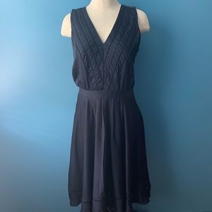 Banana Republic Navy dress with great details ❤️